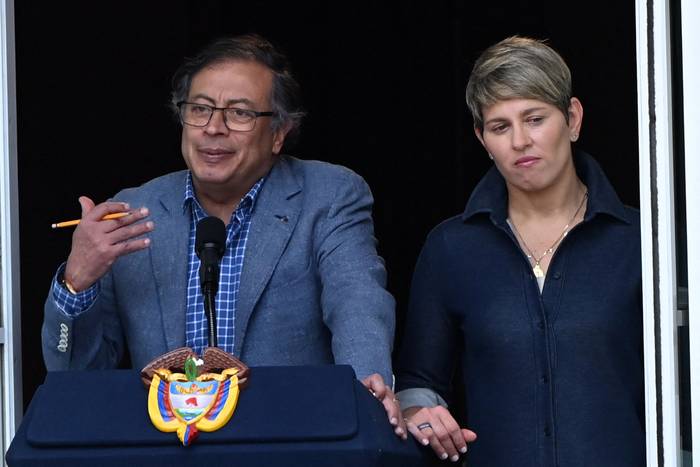 Gustavo Petro y la primera dama Verónica Alcocer durante el acto por el Primero de Mayo, en el Palacio Presidencial de Nariño. · Foto: Juan Barreto, AFP