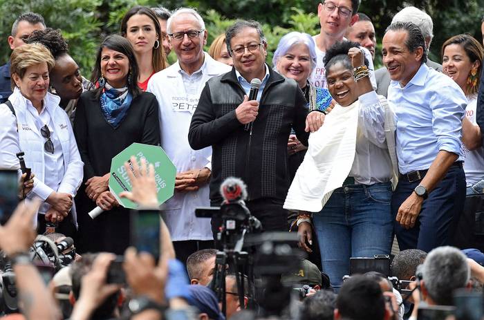 El presidente colombiano Gustavo Petro junto a la vicepresidenta Francia Márquez durante un acto en apoyo a las reformas sociales, en Bogotá (07.06.2023). · Foto: Raúl Arboleda, AFP