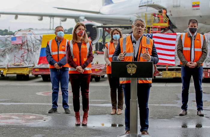 Iván Duque, presidente de Colombia, habla durante la llegada de 3,5 millones de dosis de vacunas contra COVID-19 del laboratorio Moderna, donadas por el gobierno de Estados Unidos, el domingo, en el Aeropuerto Internacional El Dorado, en Bogotá. · Foto: Leonardo Muñoz, AFP