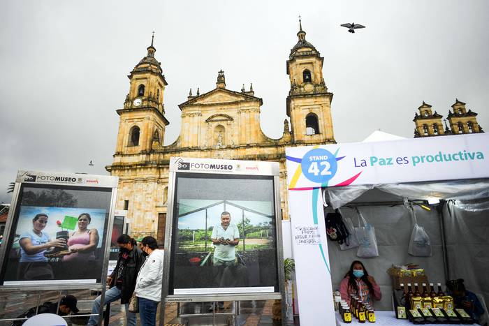 Feria La Paz es Productiva, organizada por exguerrilleros de las Fuerzas Armadas Revolucionarias de Colombia (FARC), en el marco del quinto aniversario de la firma de los acuerdos de paz. · Foto: Raúl Arboleda, AFP