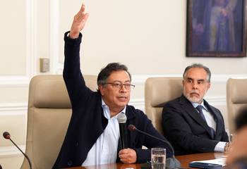 Gustavo Petro junto al jefe de gabinete, Armando Benedetti. · Foto: Presidencia Colombia, AFP