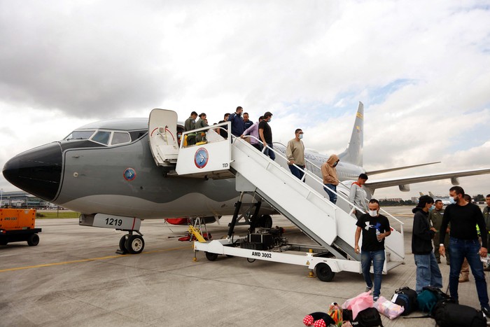 Migrantes descienden de un avión de la Fuerza Aérea colombiana luego de ser deportados de Estados Unidos, el 28 de enero, en Bogotá. · Foto: Gobierno de Colombia