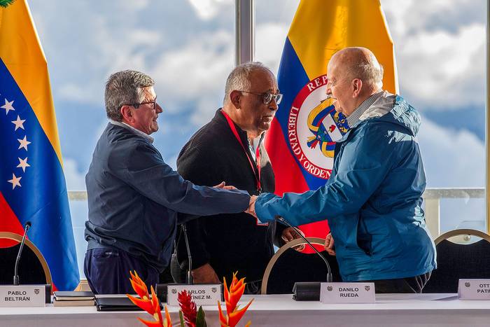 Pablo Beltrán, Carlos Martínez, y Otty Patiño durante el diálogo de paz entre el gobierno de Colombia y el ELN, en Caracas,Venezuela (22.11.2022). · Foto: Rayner Peña, EFE