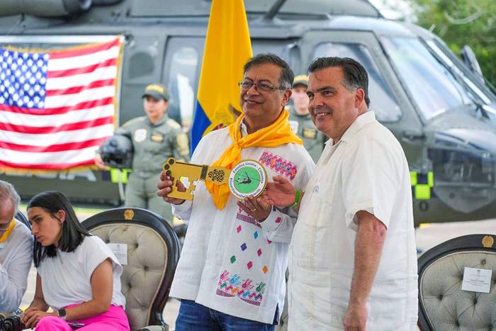 Gustavo Petro junto al embajador encargado de Estados Unidos en Colombia, Francisco Palmieri, en San José del Guaviare, Colombia (26.10.2022). · Foto: Presidencia colombiana