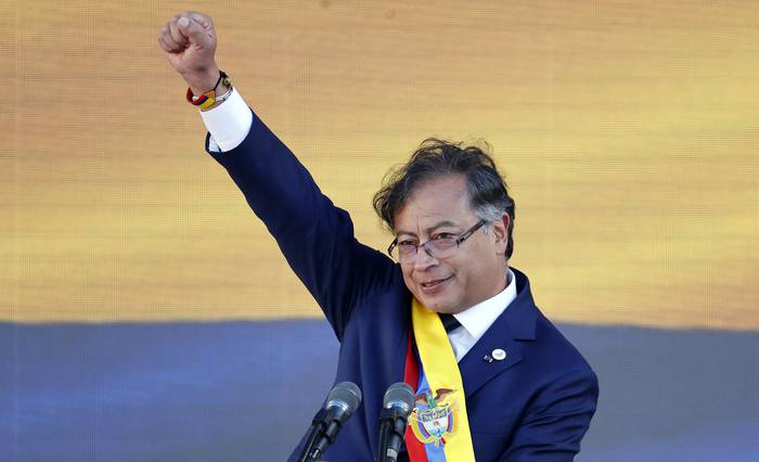 El presidente de Colombia, Gustavo Petro, pronuncia su discurso de investidura, este domingo, en la Plaza Bolívar de Bogotá. · Foto: Mauricio Dueñas, Efe