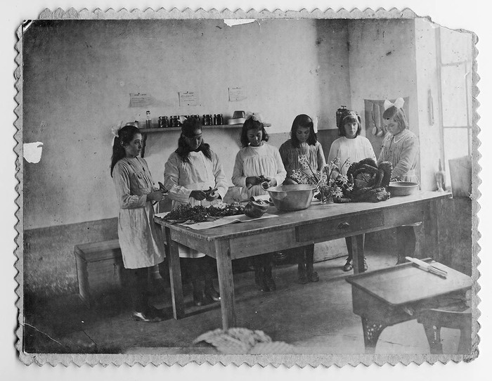 Alumnas en la Escuela del Hogar, Colonia Valdense, 1918. Foto: Museo Valdense