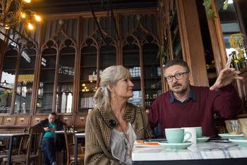 Helena Corbellini y Luis Mardones en el Café Farmacia. Helena Corbellini y Luis Mardones en el Café Farmacia.