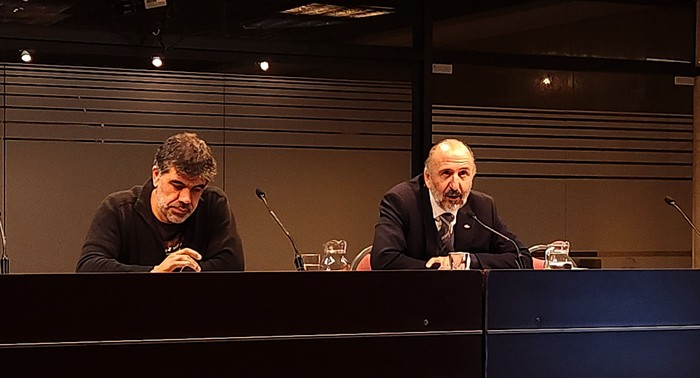 Oscar Andrade y José Nunes, en el coloquio sobre proyecto de ley que elimina despidos injustificados. · Foto: s/d de autor