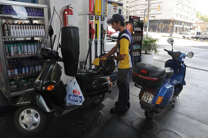 Carga de combustible en estacion ANCAP. Foto: Federico Gutierrez (archivo, 2012 )