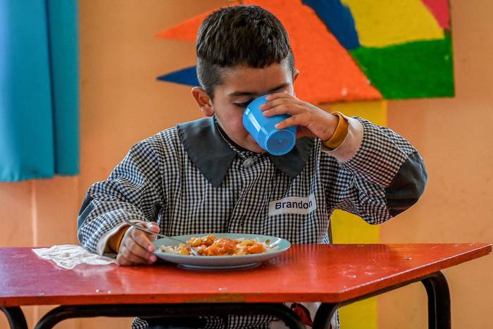 Almuerzo en la escuela rural de Pueblo Bolívar, Canelones (archivo, diciembre de 2021). · Foto: Javier Calvelo, adhocFOTOS