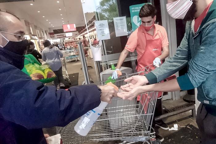 Foto principal del artículo 'Un carrito lleno de vueltas: el empuje del coronavirus en la experiencia de compra' · Foto: Javier Calvelo, adhocFOTOS
