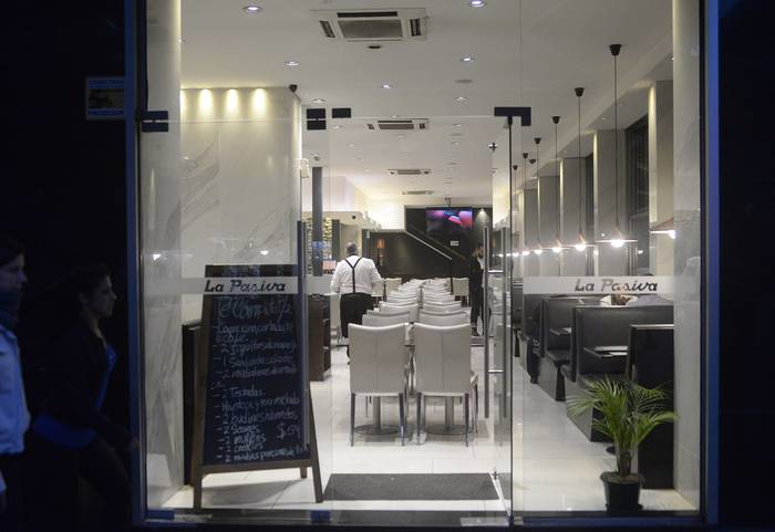 Restaurante en el Centro de  Montevideo. · Foto: Alessandro Maradei