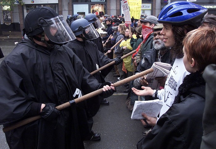 Activistas anti-OMC se enfrentan a la Policía Antidisturbios de Seattle frente al Centro de Convenciones y Comercio del Estado de Washington, en Seattle, Washington, el 30 de noviembre de 1999. · Foto: Dan Levine / AFP