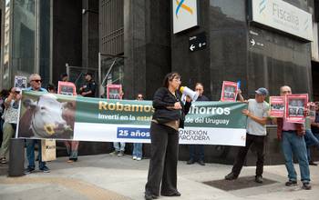 Movilización de damnificados de Conexión Ganadera, el 15 de mayo, frente a Fiscalía. · Foto: Gianni Schiaffarino