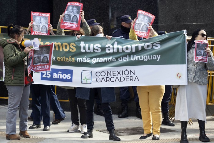 Concentración de damnificados de Conexión Ganadera frente a Fiscalía (archivo, mayo de 2025). · Foto: Alessandro Maradei Concentración de damnificados de Conexión Ganadera frente a Fiscalía (archivo, mayo de 2025). · Foto: Alessandro Maradei