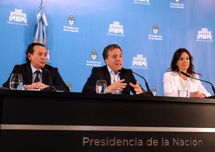 Nicolás Dujovne, ministro de Hacienda, de Salud y Desarrollo Social, Carolina Stanley y Dante Sica, de Producción y Trabajo, durante la conferencia de prensa que ofrecieron en la Residencia Presidencial de Olivos donde presentaron las medidas económicas y sociales que adoptó el Gobierno. · Foto: Presidencia Argentina