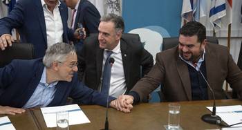 Rodrigo Arim, Yamandú Orsi y Nicolás Olivera, el 30 de julio, en el Congreso de Intendentes. · Foto: Alessandro Maradei
