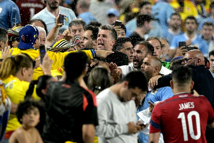 Enfrentamientos en la tribuna del estadio Bank of America al final del partido entre Uruguay y Colombia, el 10 de julio. · Foto: Juan Mabromata,  AFP