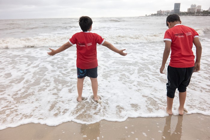 Niños de la Escuela 129 de Tacuarembó en la playa Ramírez, Montevideo. · Foto: Alessandro Maradei