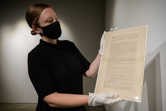 Página de la primera impresión de la constitución de los Estados Unidos, el 17 de setiembre en las oficinas de Sotheby en Nueva York. · Foto:  Ed Jones, Afp