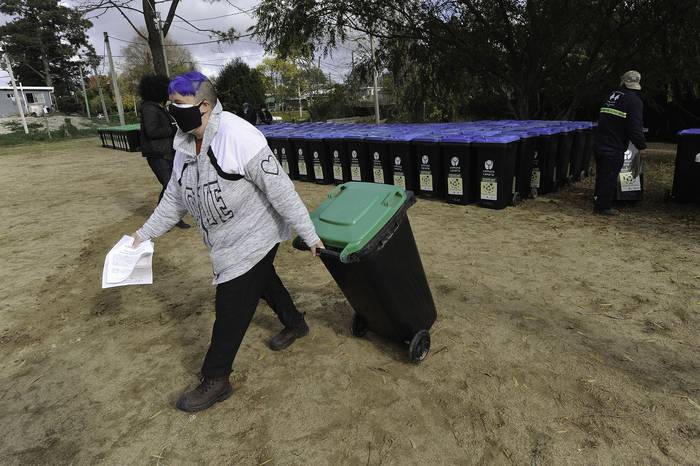 La Intendencia de Canelones entrega de contenedores para reciclaje de basura y composteras, el sábado, en Rincón del Pinar. · Foto: Federico Gutiérrez