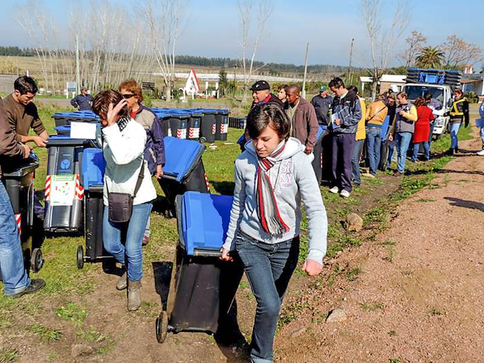 Entrega de contenedores domiciliarios en una localidad de Canelones. · Foto: Gobierno de Canelones