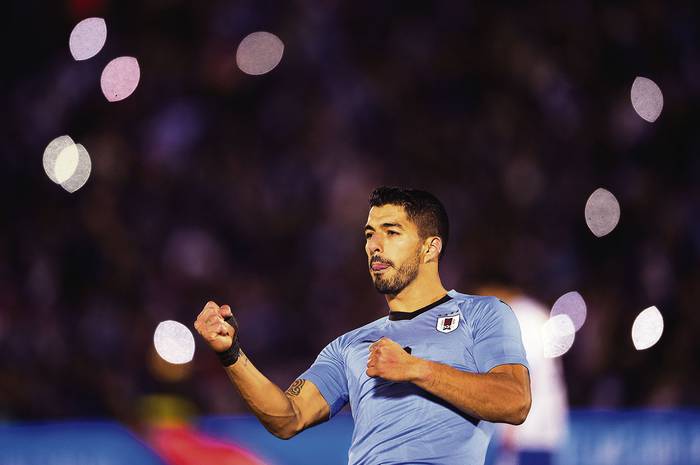 Luis Suárez festeja el gol a Uzbekistán, el jueves, en el estadio Centenario. · Foto: Miguel Rojo