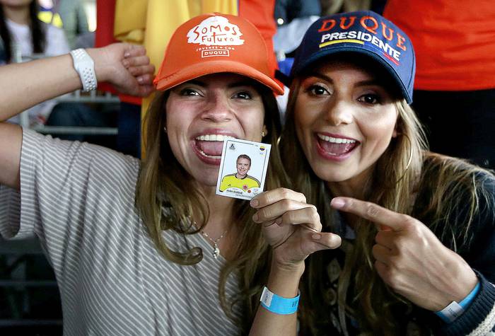 Partidarias del candidato presidencial conservador Iván Duque.  · Foto: John Vizcaíno, AFP