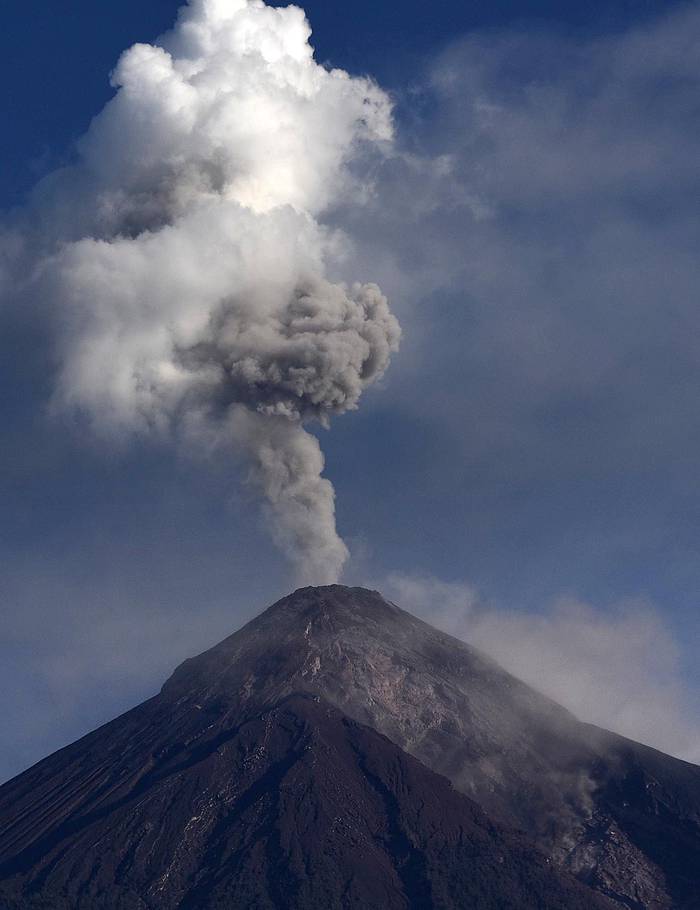 El Volcán de Fuego visto desde el pueblo San Miguel Los Lotes, Guatemala, el 11 de junio.  · Foto: Johan Ordonez, AFP
