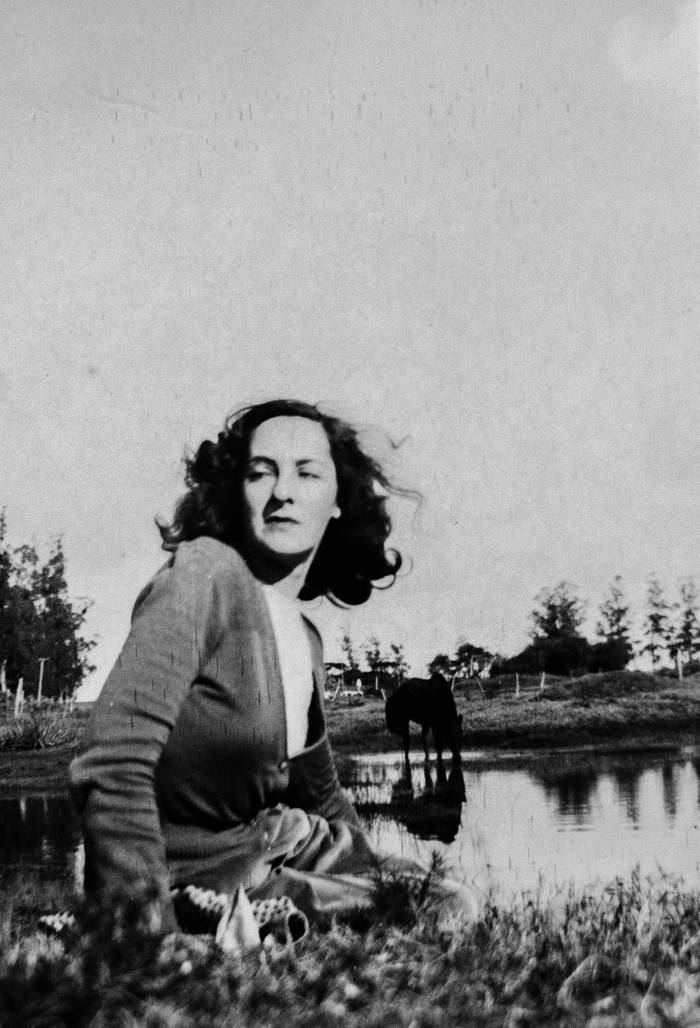 Ida Vitale en Rocha, el domingo 20 de junio de 1948. Foto: cortesía Biblioteca Nacional de España, digitalización Manuela Aldabe.