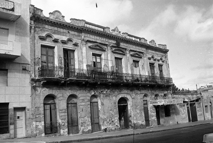 Fachada del conventillo Medio Mundo. Calle Cuareim número 1080. Foto: Centro de Fotografía de Montevideo.