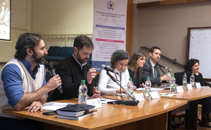 Néstor Rodríguez, Diego Olivera, Patricia González, Fernanda Sfeir, Diego Sanjurjo y Raquel Galeotti, durante el conversatorio sobre "Violencia Sexual en clave de seguridad pública", en la Facultad de Psicología. · Foto: Alessandro Maradei