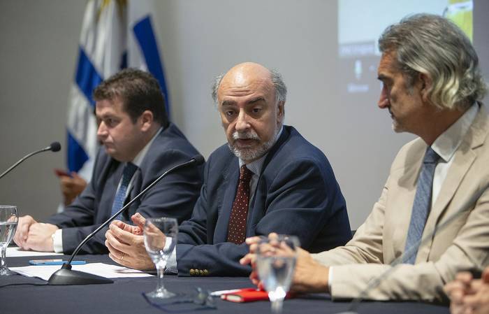 Martín Fernández, Pablo Mieres y Pablo Ruíz, el lunes, en el salón de actos de la Torre Ejecutiva. · Foto: .