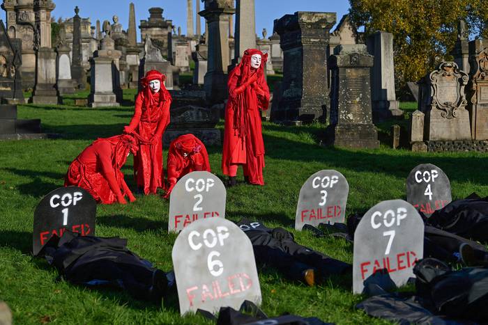 Activistas de Red Rebels llevan a cabo una ceremonia fúnebre, el sábado, en la necrópolis de Glasgow para simbolizar el fracaso del proceso de la COP26. · Foto: Paul Ellis, AFP