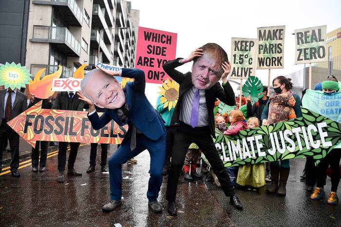 Protesta contra los combustibles fósiles durante la COP26, el 12 de noviembre en Glasgow, Escocia. · Foto: Ben Stansall, AFP
