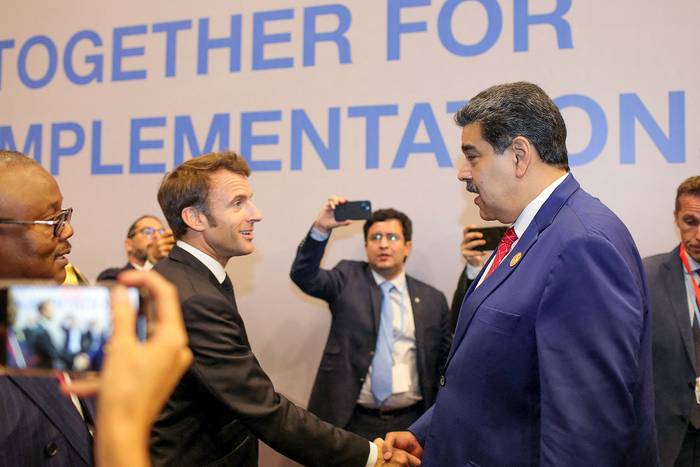 Emmanuel Macron, presidente francés, y Nicolás Maduro presidente de Venezuela, durante la conferencia climática COP27, en Sharm el-Sheikh, Egipto. · Foto: Presidencia de Venezuela, AFP