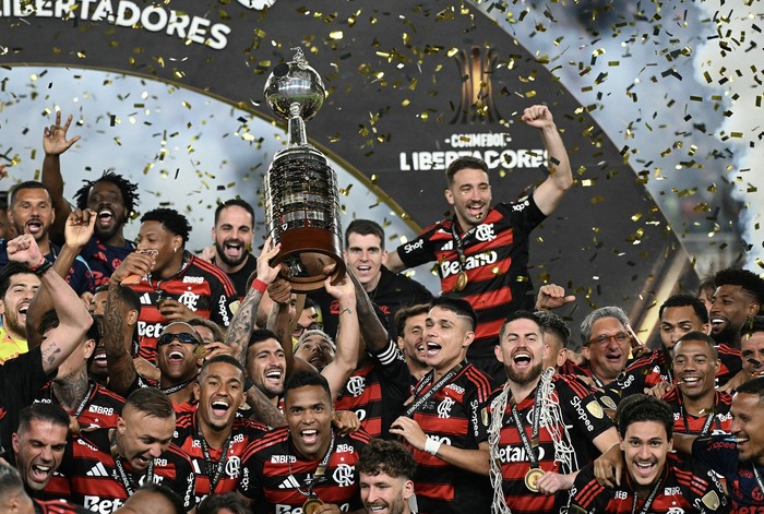 Giorgian de Arrascaeta, de Flamengo, levanta la copa mientras festeja junto sus compañeros luego de vencer a Palmeiras, el 29 de noviembre en Lima. · Foto: Luis Acosta, AFP