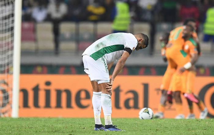Riyad Mahrez, de Argelia, después de que Costa de Marfil anotó su cuarto gol en la Copa Africana de Naciones, este jueves, en el Stade de Japoma, en Douala. · Foto: Charly Triballeau, AFP