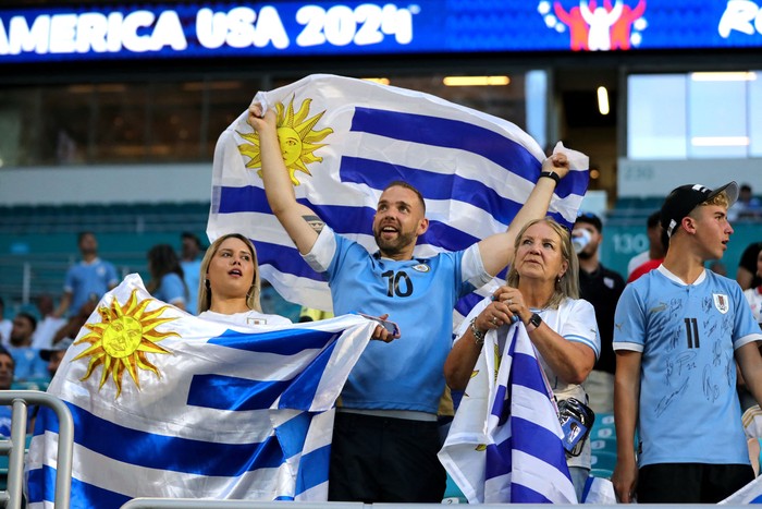 Hinchas uruguayos en la Copa América, el 23 de junio, en el Hard Rock Stadium de Miami, Florida. · Foto: Chris Arjoon, AFP