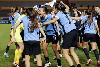 Las jugadoras de Uruguay festejan luego de vencer a Chile, el 24 de julio, en el estadio Gonzalo Pozo Ripalda, en Quito. · Foto: Armando Prado, AFP