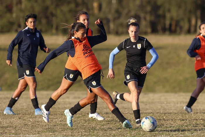 Entrenamiento de la selección uruguaya femenina previo a la Copa América a realizarse en Ecuador, el 27 de junio de 2025. 
Foto: Rodrigo Viera Amaral