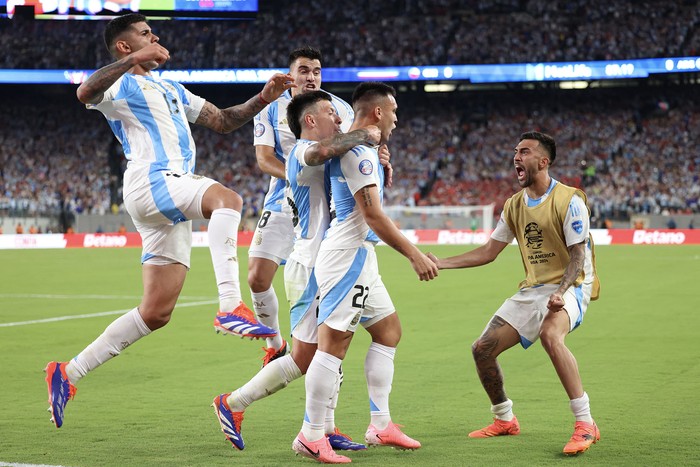 Lautaro Martínez, de Argentina, festeja su gol a Chile, el 25 de junio en el estadio MetLife, en Nueva Jersey · Foto: Charly Triballeau, AFP
