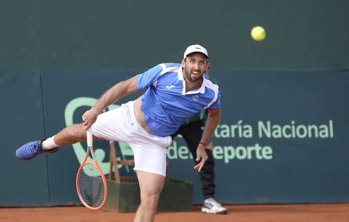 Martín Cuevas durante el patido de dobles de Copa Davis, este domingo, frente a Países Bajos, en el Carrasco Lawn Tennis Club. · Foto: Alessandro Maradei