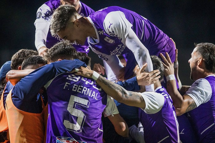 Partido semifinal de la Copa AUF entre Defensor Sporting y River Plate, el 10 de abril, en el Parque Viera. · Foto: Ramiro Cicao