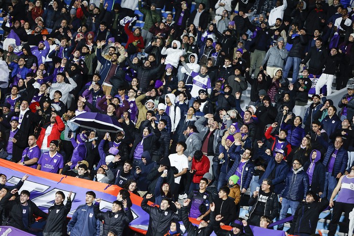 Hinchas de Defensor Sporting en la final Copa AUF Uruguay 2024. · Foto: Camilo dos Santos