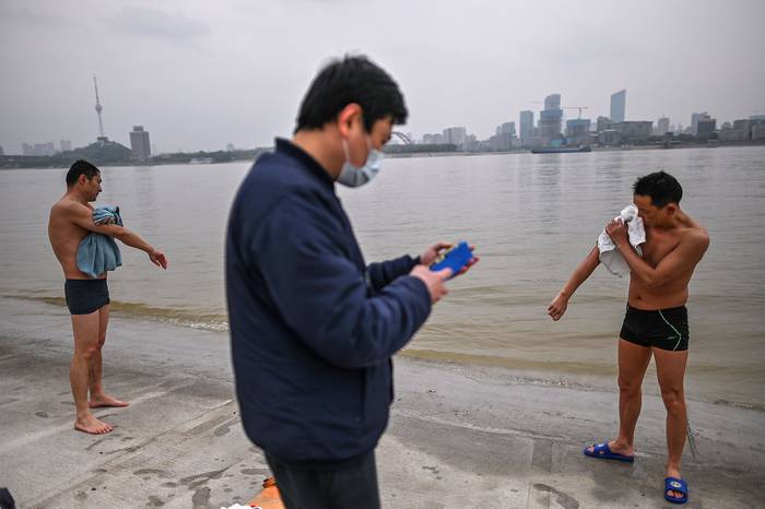 Bañistas, ayer, en el río Yangtze, en Wuhan, la ciudad china  donde surgió el coronavirus, y que reabrió parcialmente el 28 de marzo después de más de dos meses de aislamiento casi total para su población de 11 millones.  · Foto: Héctor Retamal / AFP