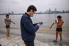 Bañistas, ayer, en el río Yangtze, en Wuhan, la ciudad china donde surgió el coronavirus, y que reabrió parcialmente el 28 de marzo después de más de dos meses de aislamiento casi total para su población de 11 millones. · Foto: Héctor Retamal / AFP Bañistas, ayer, en el río Yangtze, en Wuhan, la ciudad china donde surgió el coronavirus, y que reabrió parcialmente el 28 de marzo después de más de dos meses de aislamiento casi total para su población de 11 millones. · Foto: Héctor Retamal / AFP