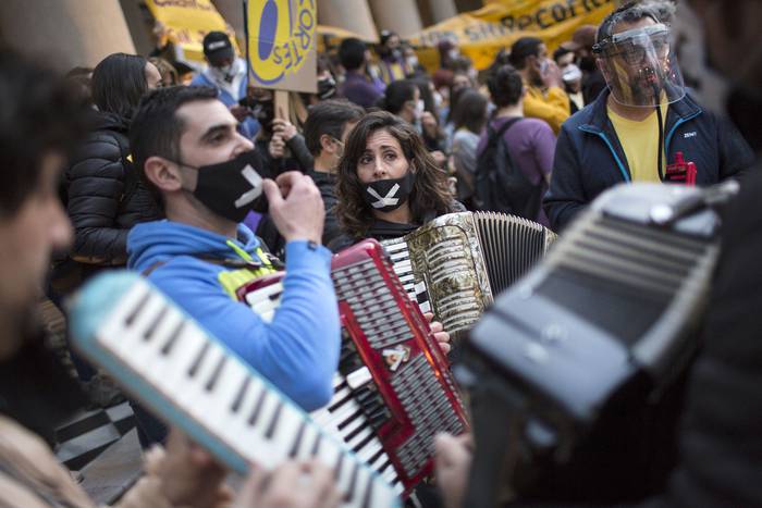 Manifestación de coros y profesores de música, el 1 de octubre, en la explanada del teatro Solís. · Foto: .
