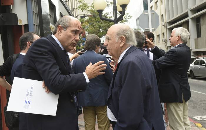 Pablo Abdala y Julio María Sanguinetti, ayer, en la Corte Electoral. · Foto: Federico Gutiérrez