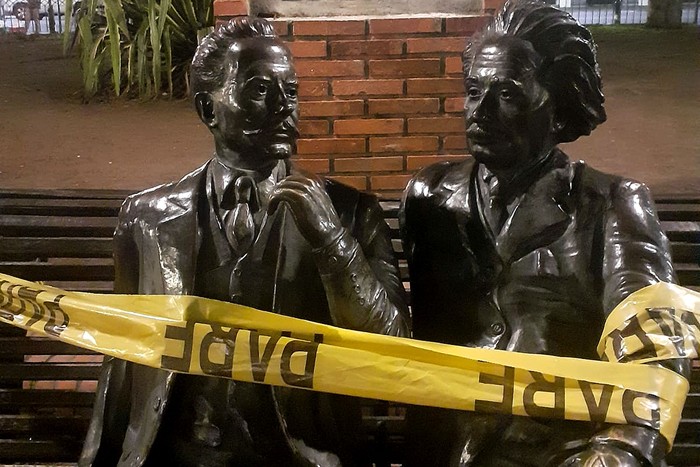 Foto principal del artículo 'El abrazo partido: vandalizan monumento de Einstein y Vaz Ferreira en plaza de los Treinta y Tres' · Foto: Macarena Langleib